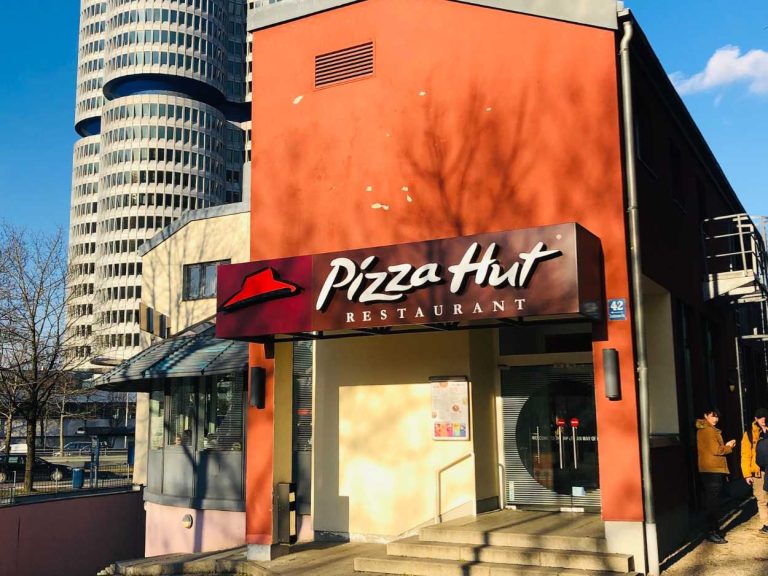 Is Pizza Hut Open on Christmas? (December 2023)