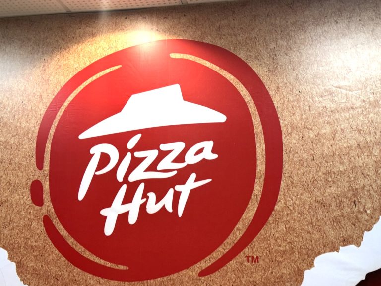 Pizza Hut Hours 2024 (When Does Pizza Hut Open & Close?)